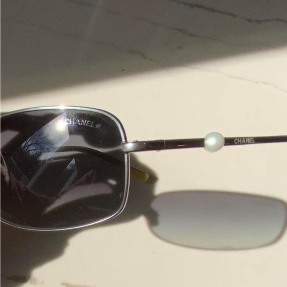 Vintage Chanel sunglasses from 2011 La Perle Collection - Picture 5 of 8